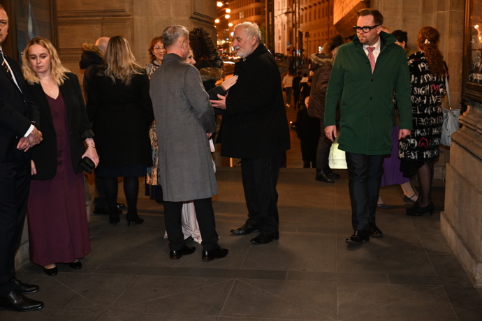 FOTO: Před Národním divadlem se to plní umělci. – stránka 157