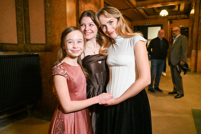 FOTO: Valentýna Bečková se Sophií Šporclovou a Elizavetou Maximovou. – stránka 1