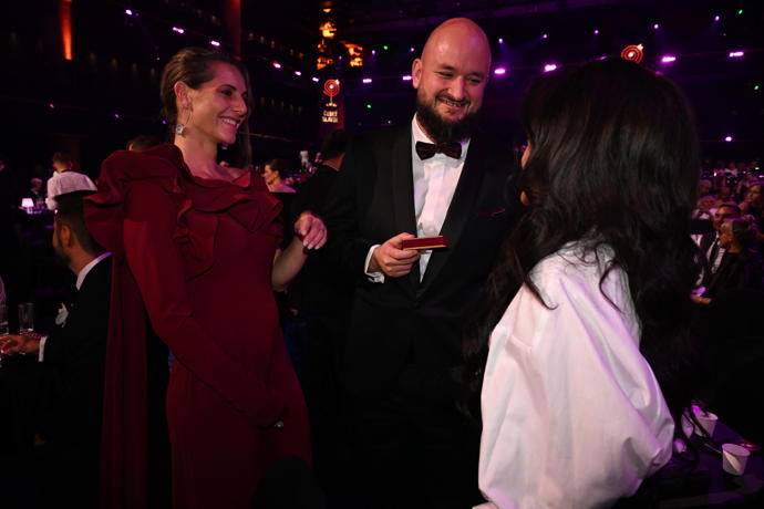 FOTO: Lucie Bílá věnovala svého letošního stříbrného Slavíka Pokáčovi. – stránka 424