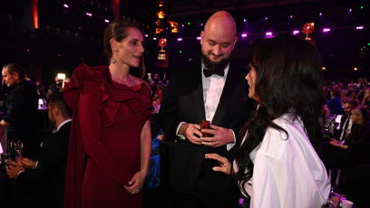 FOTO: Lucie Bílá věnovala svého letošního stříbrného Slavíka Pokáčovi.