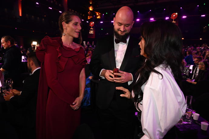 FOTO: Lucie Bílá věnovala svého letošního stříbrného Slavíka Pokáčovi. – stránka 423