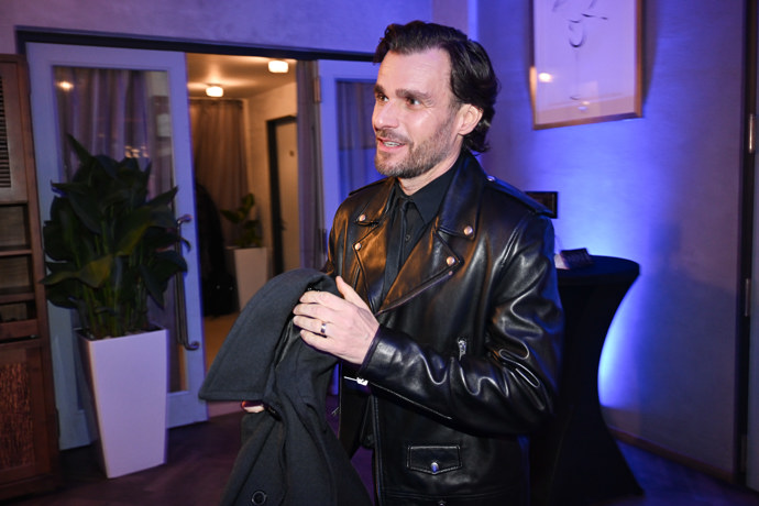 FOTO: Moderátor Leoš Mareš. – stránka 150