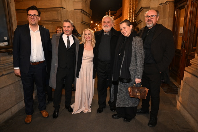 FOTO: Miloslav Mejzlík s kolegy. – stránka 153