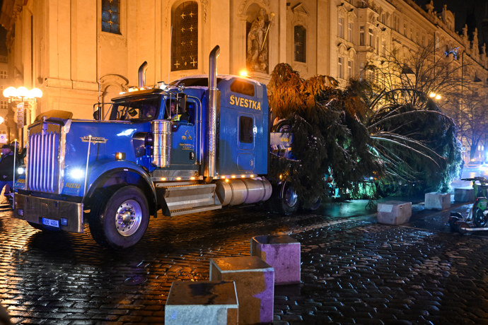 FOTO: Pracovníci přivážejí vánoční strom na Staroměstské náměstí. – stránka 9