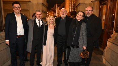 FOTO: Před Národním divadlem se to plní umělci.