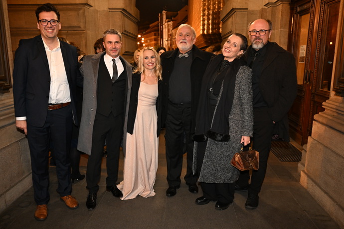 FOTO: Před Národním divadlem se to plní umělci. – stránka 152