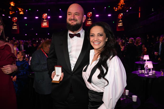 FOTO: Lucie Bílá věnovala svého letošního stříbrného Slavíka Pokáčovi. – stránka 422