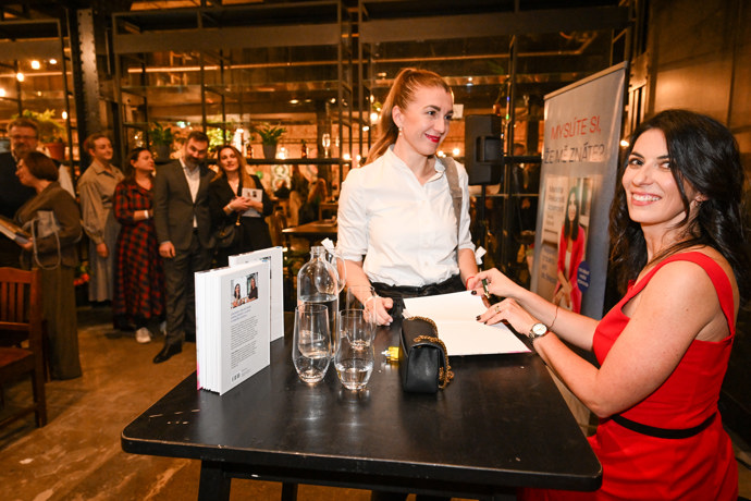 FOTO: Markétě Pekarové Adamové to na křtu slušelo. – stránka 20