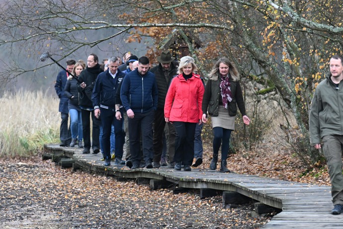 FOTO: Petr Pavel a Eva Pavlová na procházce v rezervaci Soos. – stránka 247
