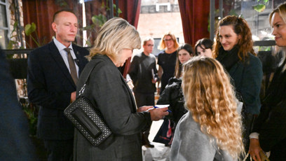 FOTO: Eva Pavlová v doprovodu ochranky.