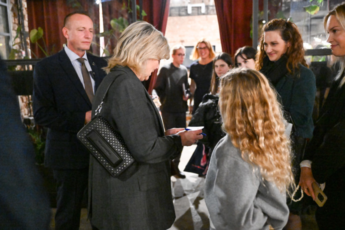 FOTO: Eva Pavlová v doprovodu ochranky. – stránka 80