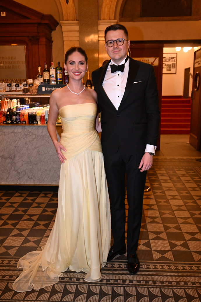 FOTO: Národní divadlo, kde se předávají ceny Thálie se pomalu plní hosty. – stránka 145