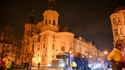 FOTO: Pracovníci přivážejí vánoční strom na Staroměstské náměstí.
