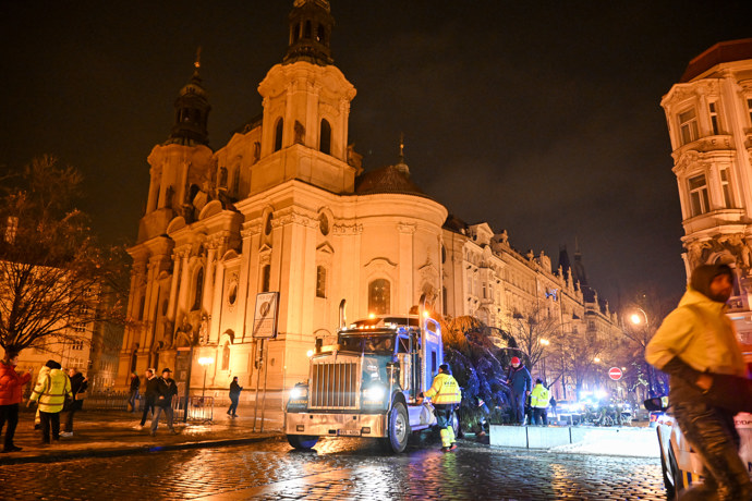 FOTO: Pracovníci přivážejí vánoční strom na Staroměstské náměstí. – stránka 10