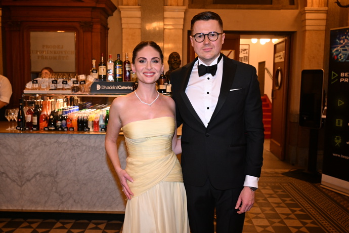 FOTO: Národní divadlo, kde se předávají ceny Thálie se pomalu plní hosty. – stránka 144