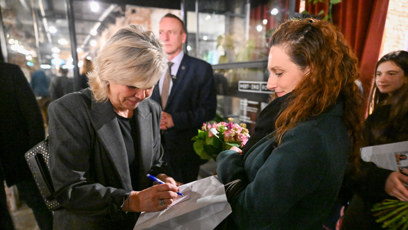 FOTO: Eva Pavlová rozdávala na křtu autogramy.