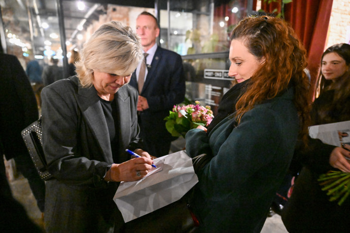 FOTO: Eva Pavlová rozdávala na křtu autogramy. – stránka 79