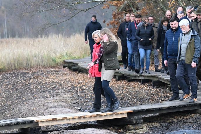 FOTO: Petr Pavel a Eva Pavlová na procházce v rezervaci Soos. – stránka 244