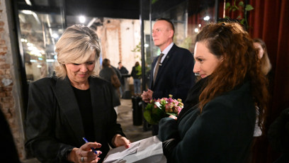 FOTO: První dáma se ochotně věnovala svým příznivcům.