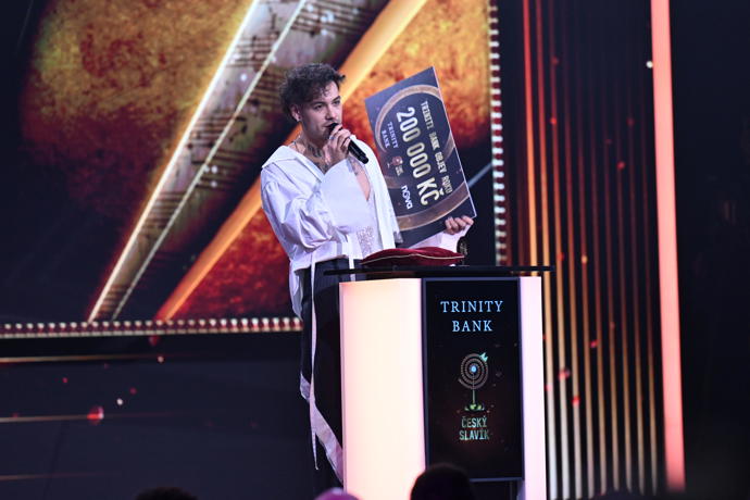 FOTO: Renne Dang se stal objevem roku a to po deseti letech své aktivní kariéry. Finanční výhru se pak rozhodl věnovat charitativním účelům. – stránka 399