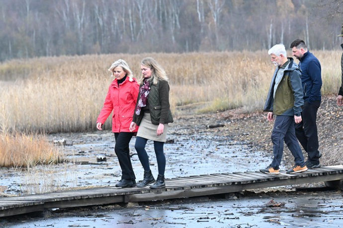 FOTO: Petr Pavel a Eva Pavlová na procházce v rezervaci Soos. – stránka 161