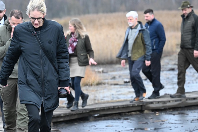 FOTO: Petr Pavel a Eva Pavlová na procházce v rezervaci Soos. – stránka 160