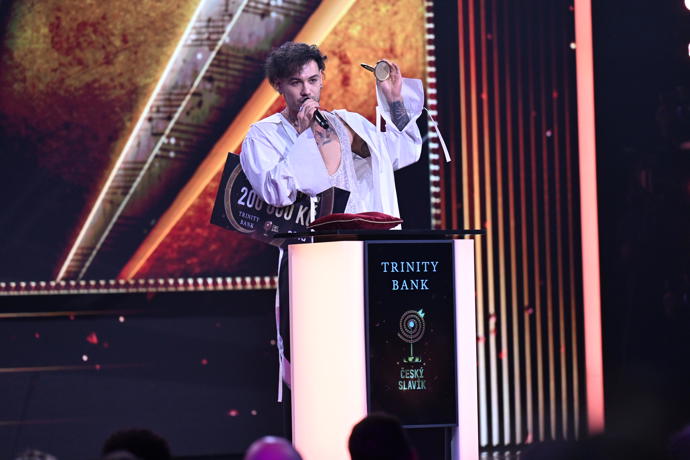 FOTO: Renne Dang se stal objevem roku a to po deseti letech své aktivní kariéry. Finanční výhru se pak rozhodl věnovat charitativním účelům. – stránka 398