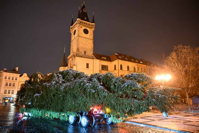FOTO: Pracovníci přivážejí vánoční strom na Staroměstské náměstí. – stránka 8