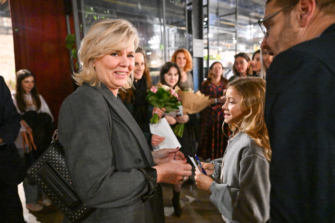 FOTO: První dáma byla středem pozornosti fotografů. – stránka 76