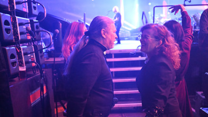 FOTO: Petr Kolář vystoupil na koncertě Olympicu. S Martou Jandovou si zatancoval.