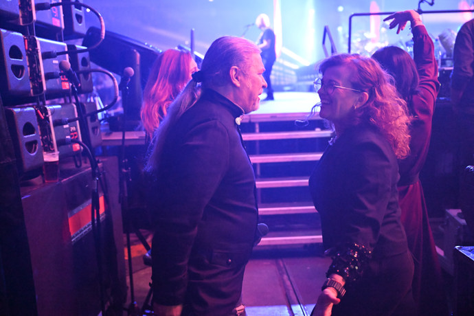 FOTO: Petr Kolář vystoupil na koncertě Olympicu. S Martou Jandovou si zatancoval.