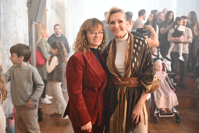 FOTO: Zpěvačky Helena Vondráčková  a Marta Jandová. – stránka 5