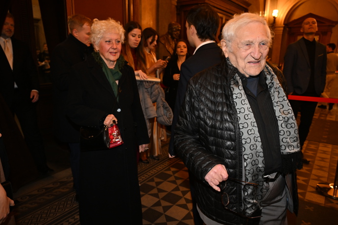 FOTO: Národní divadlo, kde se předávají ceny Thálie se pomalu plní hosty. – stránka 141