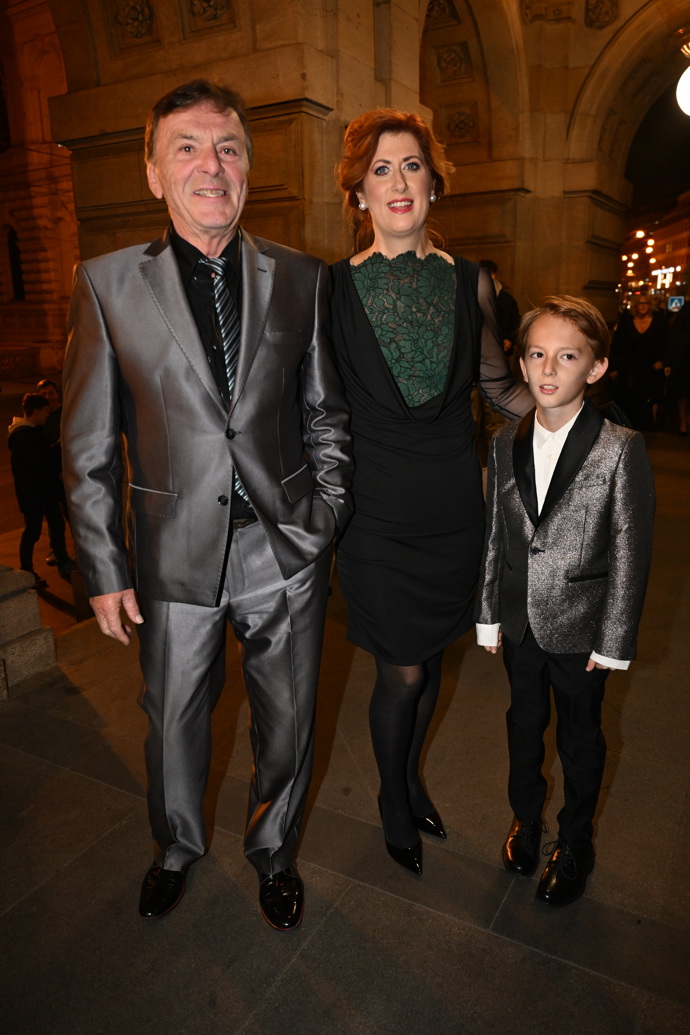 FOTO: Pavel Trávníček dorazil do Národního divadla po boku své manželky Moniky a syna. – stránka 140