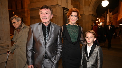 FOTO: Pavel Trávníček dorazil do Národního divadla po boku své manželky Moniky a syna.