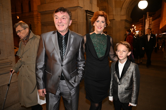 FOTO: Pavel Trávníček dorazil do Národního divadla po boku své manželky Moniky a syna. – stránka 139