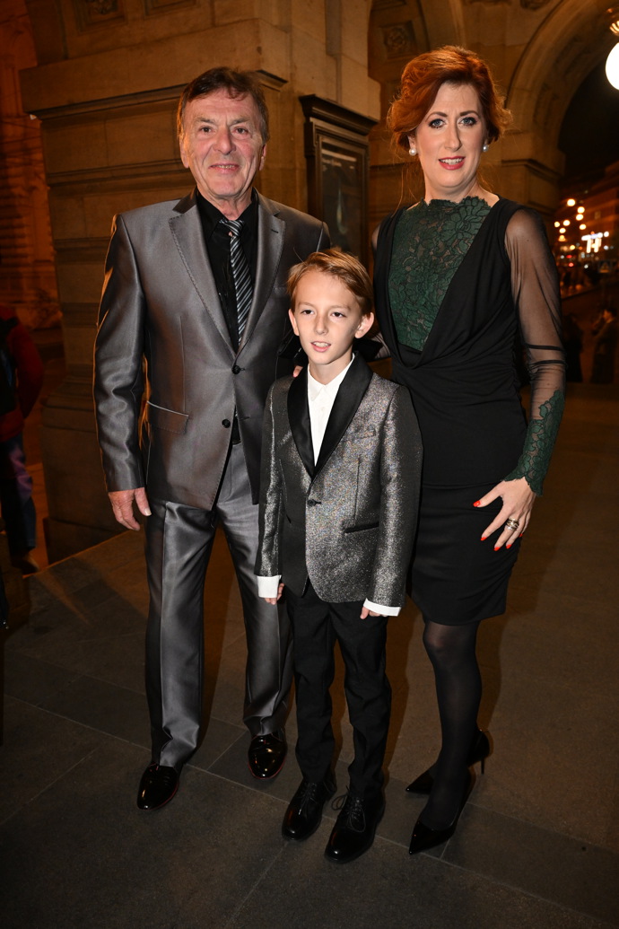 FOTO: Pavel Trávníček dorazil do Národního divadla po boku své manželky Moniky a syna. – stránka 138