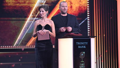 FOTO: Jakub Prachař a Sára Sandeva předali bronzového Slavíka v kategorii zpěvák.