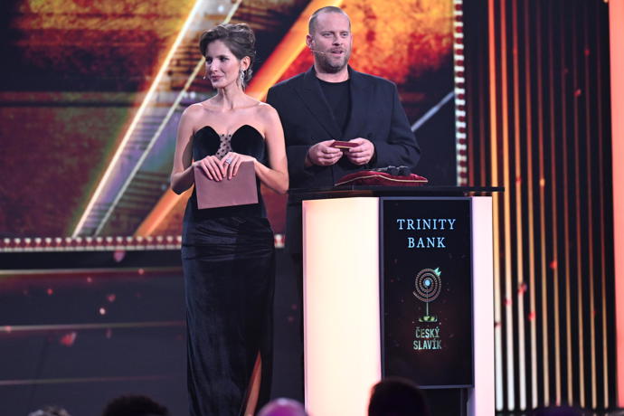 FOTO: Jakub Prachař a Sára Sandeva předali bronzového Slavíka v kategorii zpěvák. – stránka 392