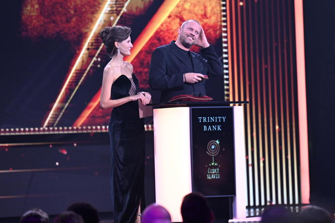 FOTO: Jakub Prachař a Sára Sandeva předali bronzového Slavíka v kategorii zpěvák. – stránka 391