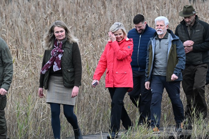 FOTO: Petr Pavel a Eva Pavlová na návštěvě v rezervaci Soos. – stránka 130