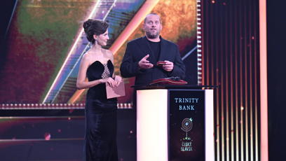 FOTO: Jakub Prachař a Sára Sandeva předali bronzového Slavíka v kategorii zpěvák.