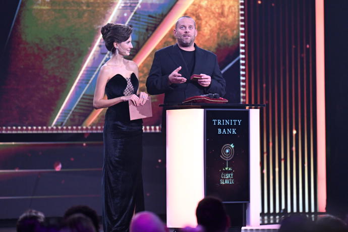 FOTO: Jakub Prachař a Sára Sandeva předali bronzového Slavíka v kategorii zpěvák. – stránka 390