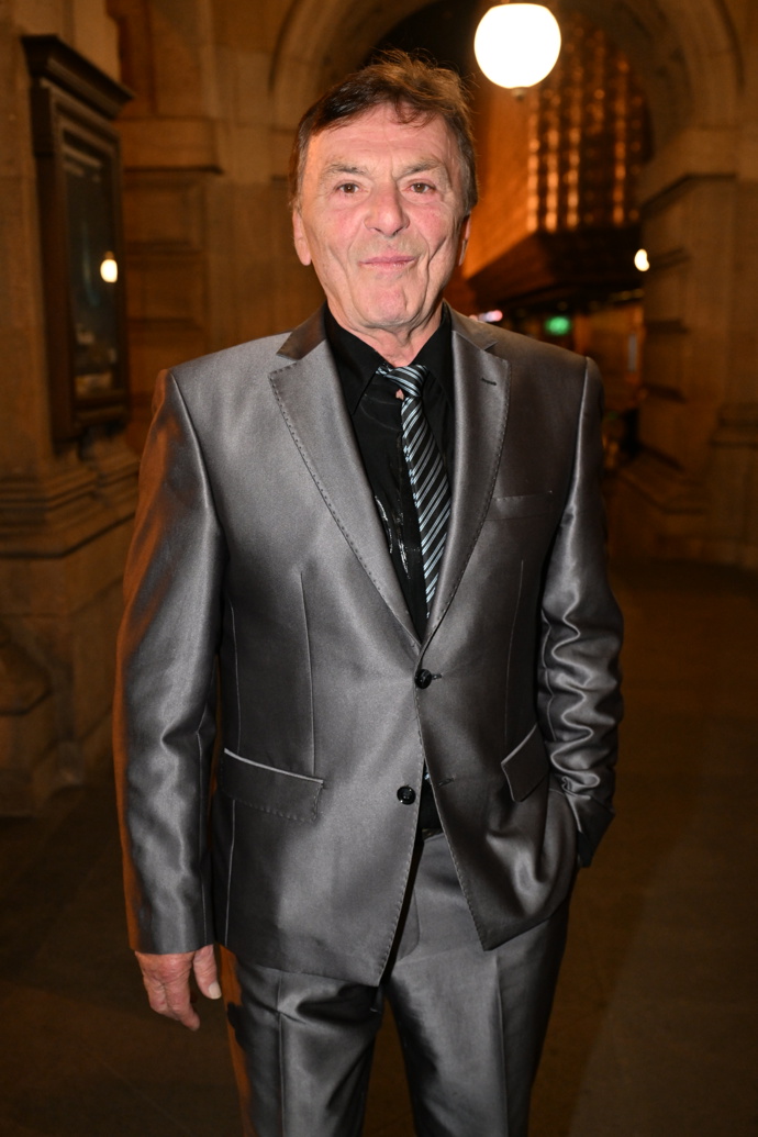 FOTO: Pavel Trávníček vynesl lesklý oblek. – stránka 137