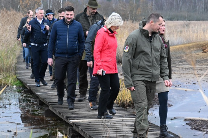 FOTO: Petr Pavel a Eva Pavlová na procházce v rezervaci Soos. – stránka 158