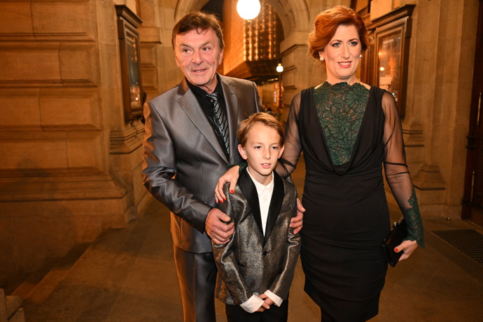 FOTO: Monika Fialková, manželka Pavla Trávníčka, zvolila do Národního divadla podivný outfit. – stránka 135