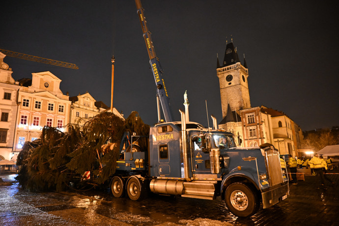 FOTO: Pracovníci přivážejí vánoční strom na Staroměstské náměstí. – stránka 7