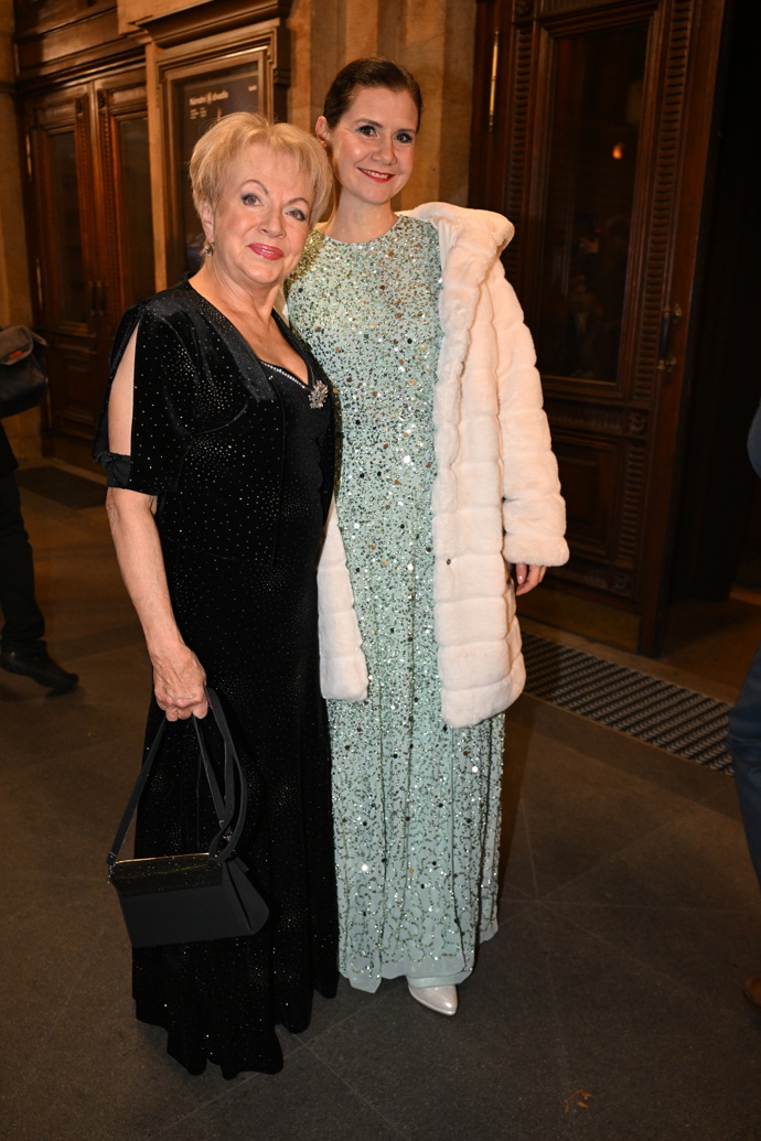 FOTO: Národní divadlo se plní hvězdnými hosty. – stránka 134