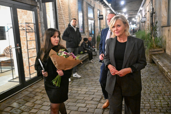 FOTO: Eva Pavlová na odchodu. – stránka 95