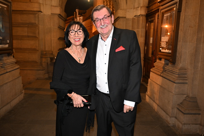 FOTO: Zdeněk Barták dorazil po boku své manželky. – stránka 133